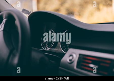 Bulgarien - 10 02 2024: Foto eines Armaturenbretts in einem BMW e90 3er Serie. Stockfoto