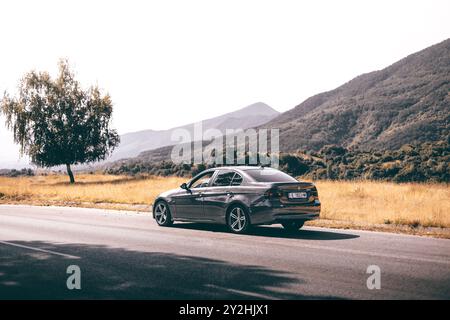 Bulgarien - 10 02 2024: Wunderschöne Landschaft mit einem grauen BMW e90 am Straßenrand. Stockfoto