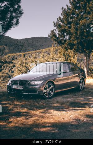 Bulgarien - 10 02 2024: BMW e90 3er Fotoshooting im Wald. Stockfoto