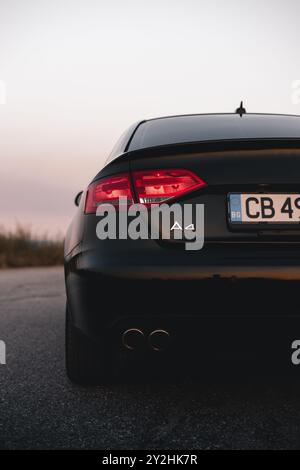 Bulgarien - 10 02 2024: Tiefwinkelansicht der Rückseite eines schwarzen audi S4. Stockfoto