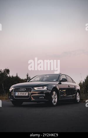 Bulgarien - 10 02 2024: Schwarzer Audi S4 parkt draußen. Stockfoto