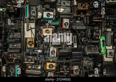 Viele alte Polaroid-Vintage-Fotografien verschiedene Kameras zu sehen Stockfoto