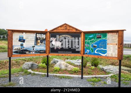 Informationsschilder werden auf dem Bill Pretty Memorial Playground in Dildo, Neufundland & Labrador, Kanada, ausgestellt Stockfoto