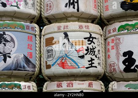 Kazaridaru, Weinfässer, säumen den Weg zum Meji-Schrein in Tokio, Japan Stockfoto