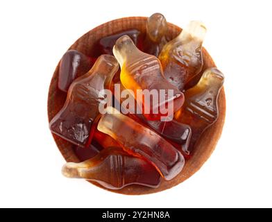 Schüssel mit Gummy Cola Flaschen isoliert auf weißem Hintergrund Stockfoto