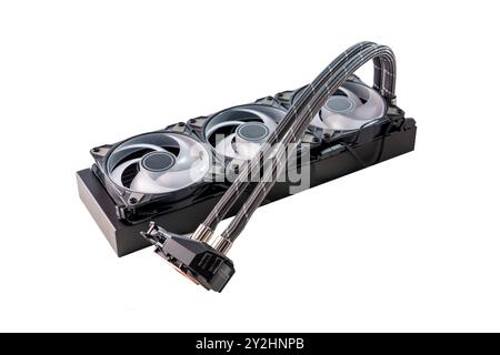 Schwarzweißbild eines Computerteils mit drei Kühlventilatoren auf weißem Hintergrund Stockfoto