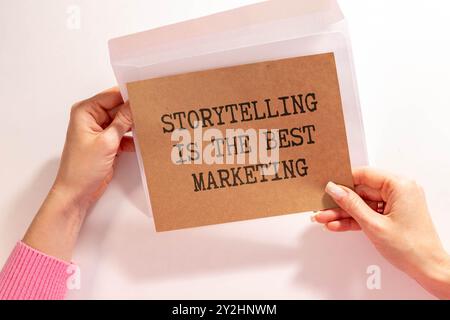 Storytelling ist das beste Marketing-Wort, das auf gelbem Papier mit rotem Hintergrund geschrieben wird. Konzeptionelles Storytelling ist das beste Marketingsymbol. Kopieren Stockfoto