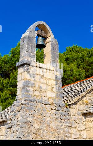 Die Kirche St. Nikolaus, eine mittelalterliche rustikale Kapelle aus dem 13. Jahrhundert auf dem Marjan-Hügel in Split, Kroatien Stockfoto