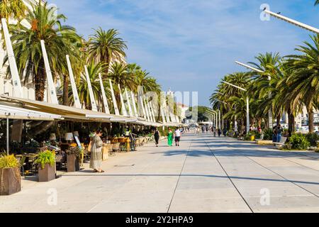 Riva Promenade mit Restaurants am Ufer, Split, Kroatien Stockfoto