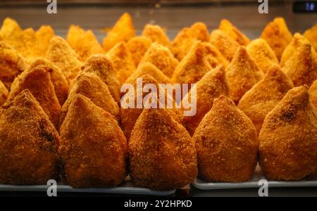 Arancini, auch bekannt als Arancini, sind italienische Reisbällchen, die gefüllt, mit Brotkrumen überzogen und frittiert sind, ein Grundnahrungsmittel der sizilianischen Küche Stockfoto