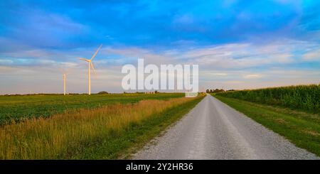 Windmühlen entlang einer Schotterstraße in der Nähe von Pony Express Lake, Missouri. Stockfoto