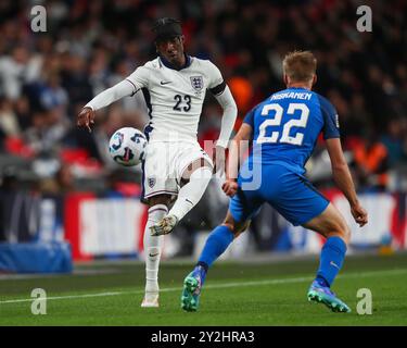 Noni Madueke aus England filmt den Ball an Ilmari Niskanen aus Finnland während der UEFA Nations League - League B - Group 2 England gegen Finnland im Wembley Stadium, London, Vereinigtes Königreich, 10. September 2024 (Foto: Gareth Evans/News Images) in, am 10. September 2024. (Foto: Gareth Evans/News Images/SIPA USA) Credit: SIPA USA/Alamy Live News Stockfoto