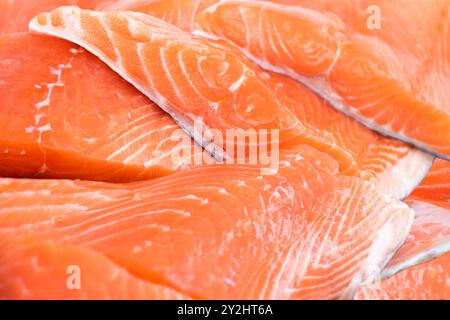 Lachsfilets – in Scheiben geschnitten, frisch und in Nahaufnahme. Lachs ist eine gute Proteinquelle. Stockfoto