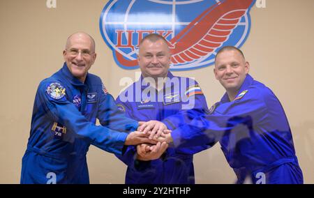 Baikonur, Kasachstan. September 2024. Expedition 72 Prime Crew NASA-Astronaut Don Pettit, links, Roscosmos-Kosmonauten Alexey Ovchinin, Mitte, und Ivan Vagner, rechts, schließen sich nach einer Pressekonferenz vor der Mission im Cosmonaut Hotel am 10. September 2024 in Baikonur, Kasachstan, an. Pettit, Ovchinin und Vagner sollen am 11. September an Bord ihres Raumschiffs Sojus MS-26 starten. Quelle: Bill Ingalls/NASA Photo/Alamy Live News Stockfoto