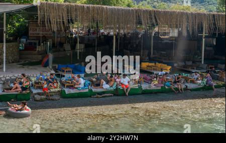 Saklikent, Seydikemer, Mugla, Türkei - 5. August 2024: Saklikent Nationalpark mit Restaurant und Rafting-Aktivität Stockfoto