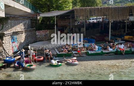 Saklikent, Seydikemer, Mugla, Türkei - 5. August 2024: Saklikent Nationalpark mit Restaurant und Rafting-Aktivität Stockfoto