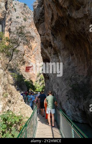 Saklikent, Seydikemer, Mugla, Türkei - 5. August 2024: Saklikent-Nationalpark mit Menschen, die auf erhöhten Wegen laufen Stockfoto