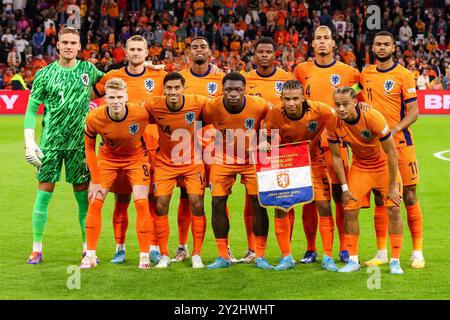 AMSTERDAM, NIEDERLANDE - 10. SEPTEMBER: Mannschaftsfoto der Niederlande (hintere Reihe L-R) Torhüter Bart Verbruggen aus den Niederlanden, Matthijs de Ligt aus den Niederlanden, Ryan Gravenberch aus den Niederlanden, Denzel Dumfries aus den Niederlanden, Virgil van Dijk aus den Niederlanden, Cody Gakpo aus den Niederlanden, (erste Reihe L-R) Jerdy Schouten aus den Niederlanden, Tijani Reijnders aus den Niederlanden, Nabey aus den Niederlanden, Nathan aus den Niederlanden Xavi Simons aus den Niederlanden während der UEFA Nations League 2024/2025 League Ein Gruppenspiel zwischen den Niederlanden und Deutschland bei Johan CR Stockfoto