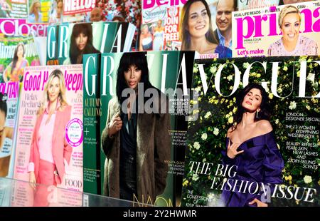 Zeitungsständer mit internationalen Publikationen. Supermodel Naomi Campbell und Sozialistin Kylie Jenner auf Grazia und Vogue Magazine Covers Stockfoto