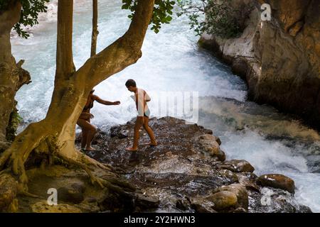 Saklikent, Seydikemer, Mugla, Türkei - 5. August 2024: Touristen genießen den Fluss im Saklikent Nationalpark Canyon Stockfoto