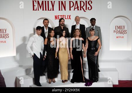 Lucien Laviscount, William Abadie, Ashley Park, Lucas Bravo, Lily Collins, Bruno Gouery, die Philippine Leroy-Beaulieu, Samuel Arnold und Camille Razat nehmen am 10. September 2024 am roten Teppich der vierten Staffel „Emily in Paris“ im Space Cinema Moderno Roma in Rom Teil. (Foto: Luca Carlino/NurPhoto)0 Credit: NurPhoto SRL/Alamy Live News Stockfoto