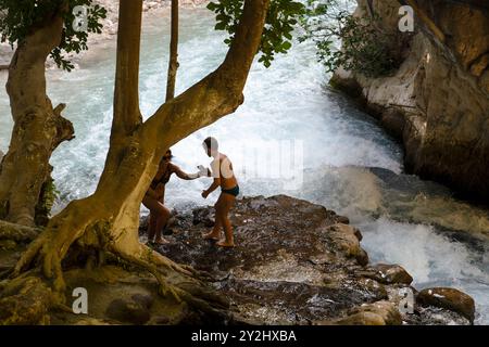 Saklikent, Seydikemer, Mugla, Türkei - 5. August 2024: Touristen genießen den Fluss im Saklikent Nationalpark Canyon Stockfoto