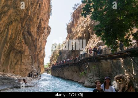 Saklikent, Seydikemer, Mugla, Türkei - 5. August 2024: Saklikent-Nationalpark mit Menschen, die auf erhöhten Wegen laufen Stockfoto