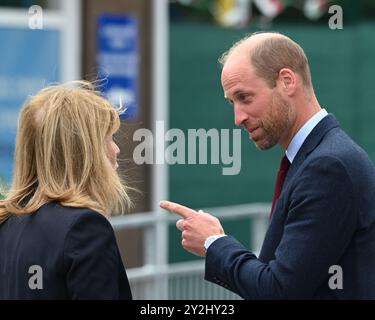 Llanelli, Wales UK 10. September 2024 HRH Prince William, Prince of Wales, kommt an der Swiss Valley Primary School an, wo er Schüler traf, die 2024 am Urdd Eisteddfod teilnahmen, einem einwöchigen Festival, das die walisische Sprache und Kultur zelebriert. Seine Reise nach Llanelli in Südwales beinhaltete auch einen Besuch der Wales Air Ambulance, deren Schirmherr er ist, und Parc y Scarlets, der Heimat der Scarlets Rugby Union. Stockfoto