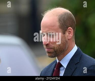 Llanelli, Wales UK 10. September 2024 HRH Prince William, Prince of Wales, kommt an der Swiss Valley Primary School an, wo er Schüler traf, die 2024 am Urdd Eisteddfod teilnahmen, einem einwöchigen Festival, das die walisische Sprache und Kultur zelebriert. Seine Reise nach Llanelli in Südwales beinhaltete auch einen Besuch der Wales Air Ambulance, deren Schirmherr er ist, und Parc y Scarlets, der Heimat der Scarlets Rugby Union. Stockfoto