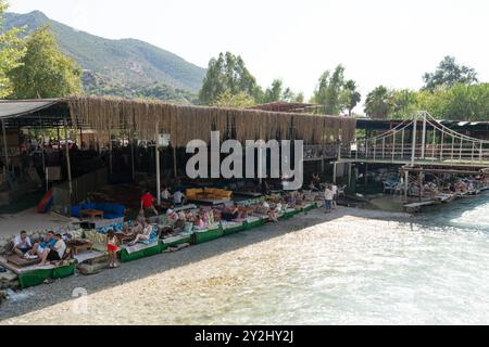 Saklikent, Seydikemer, Mugla, Türkei - 5. August 2024: Saklikent Nationalpark mit Restaurant und Rafting-Aktivität Stockfoto