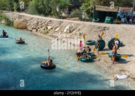 Saklikent, Seydikemer, Mugla, Türkei - 5. August 2024: Saklikent Nationalpark mit Rafting-Aktivität Stockfoto