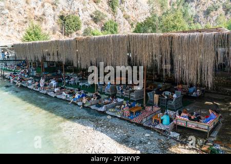 Saklikent, Seydikemer, Mugla, Türkei - 5. August 2024: Saklikent Nationalpark mit Restaurant und Rafting-Aktivität Stockfoto