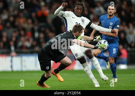 London, Großbritannien. September 2024. Die englischen Eberechi Eze kämpfen am 10. September 2024 im Wembley Stadium, London, England, Großbritannien gegen den finnischen Torhüter Lukas Hradecky während des 1. Runde Spiels der England gegen die Finland Nations League. Credit: Every Second Media/Alamy Live News Stockfoto