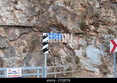 Das Schild zum Strand von Kaputas befindet sich direkt auf der Straße zwischen Kas und Kalkan, Antalya, Türkei Stockfoto