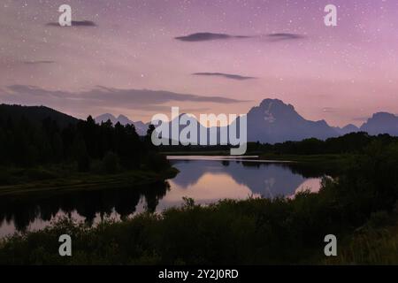 Sterne, Luftleuchten und schwache aurora Borealis, die am Nachthimmel über Mount Moran und Oxbow Bend leuchten. Grand Teton National Park, Wyoming Stockfoto