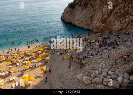Kaputas Beach, Kas Antalya Türkei - 5. August 2024: Kaputas Beach ist ein kleiner Strand in der Nähe von Hügeln. Stockfoto