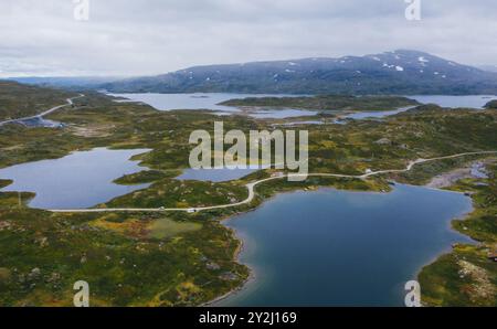 Die Austmannalia Road führt durch die norwegische, strenge Tundra-Natur mit Blick auf die Vogelwelt, die malerische Landschaft des nördlichen Norwegens und moderne Autobahnnachteile Stockfoto