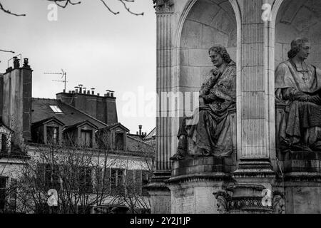 Schwarz-weiße Statue der Statue vor der Kirche Saint-Sulpice in Paris Stockfoto