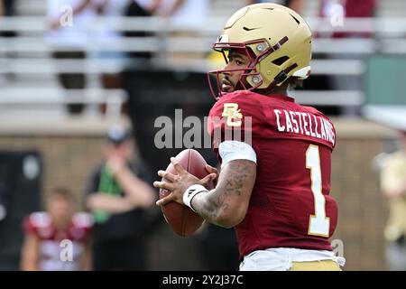 7. September 2024; der Boston College Eagles Quarterback Thomas Castellanos (1) fällt in der ersten Halbzeit in Chestnut Hill, Massachusetts, zurück. Obligatorische Gutschrift Eric Canha/CSM Stockfoto