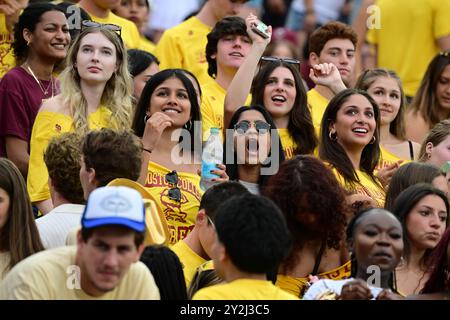 7. September 2024: Fans des Boston College Eagles reagieren auf die Action in der ersten Halbzeit gegen die Duquesne Dukes in Chestnut Hill, Massachusetts. Obligatorische Gutschrift Eric Canha/CSM Stockfoto