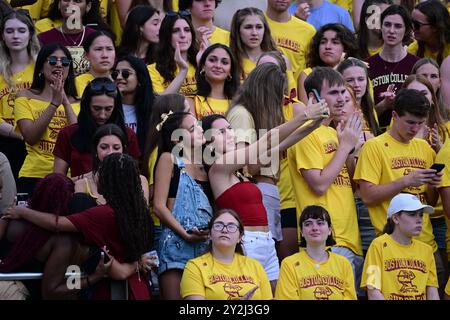 7. September 2024: Fans des Boston College Eagles machen in der ersten Halbzeit ein Selfie gegen die Duquesne Dukes in Chestnut Hill, Massachusetts. Obligatorische Gutschrift Eric Canha/CSM Stockfoto