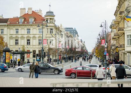 VILNIUS, LITAUEN - 15. NOVEMBER 2023: Alltag der Altstadt von Vilnius am Spätherbsttag. Stockfoto