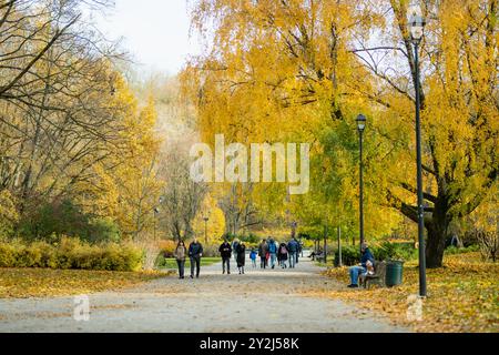 VILNIUS, LITAUEN - 15. NOVEMBER 2023: Alltag der Altstadt von Vilnius am Spätherbsttag. Stockfoto