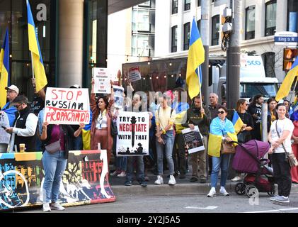 TORONTO, AM: 10. SEPTEMBER: Demonstranten demonstrieren vor dem Hauptquartier des Toronto International Festivals, um gegen die Verwendung öffentlicher Gelder für den Film „Russen at war“ am 10. September 2024 in Toronto, Ontario, Kanada zu protestieren. Hinweis: Mpi099/MediaPunch Stockfoto