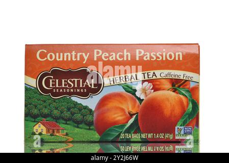 IRVINE, KALIFORNIEN - 6. SEPTEMBER 2024: Eine Schachtel Celestial Seasonings Country Peach Passion Kräutertee. Stockfoto