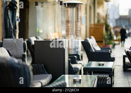 Café im Freien in der Altstadt von Vilnius, Litauen, am Spätherbsttag. Stockfoto