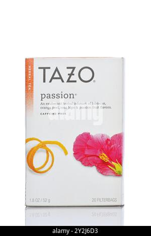 IRVINE, KALIFORNIEN - 6. SEPTEMBER 2024: Eine Schachtel Tazo Passion Kräutertee. Stockfoto