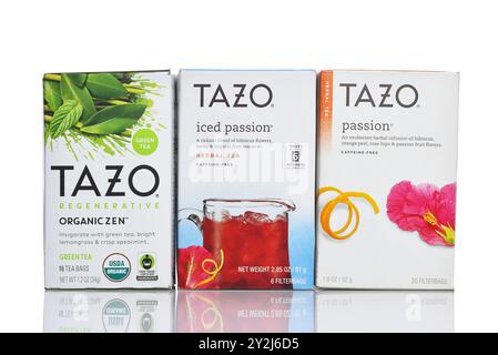 IRVINE, KALIFORNIEN - 6. SEPTEMBER 2024: Drei Kisten Tazo Kräutertees, Bio Zen, Iced Passion und Passion. Stockfoto