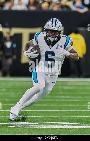 New Orleans, Louisiana, USA. September 2024. Carolina Panthers Running Back Miles Sanders spielt den Ball gegen die New Orleans Saints während eines regulären Saisonspiels der NFL am 8. September 2024 in New Orleans, Louisiana, USA. Die Saints besiegten die Panthers 47-10. (Kreditbild: © Dan Anderson/ZUMA Press Wire) NUR REDAKTIONELLE VERWENDUNG! Nicht für kommerzielle ZWECKE! Stockfoto