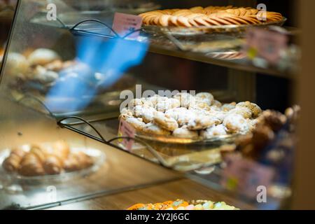 Verschiedene Süßigkeiten, Kuchen und Keksen zur Anzeige im kleinen Dessert store in Vilnius, Litauen Stockfoto